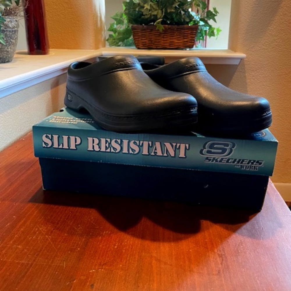 New in the box mens Sketchers  Size 9